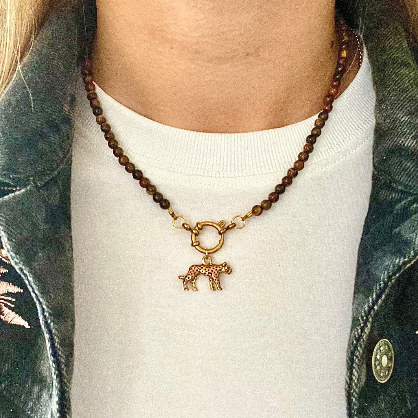 kralenketting tijgeroog kralen tiger eye bruine ketting bruin goud gouden handmade handgemaakt reversable ketting luipaard bedel bedelketting