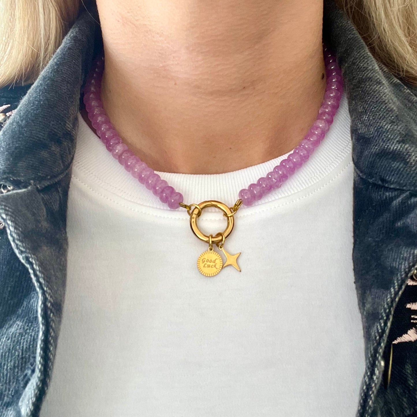 grove ketting paars lila kralenketting natuursteen edelsteen Chalcedony kralen handgemaakt handmade bedelketting bedels goud
