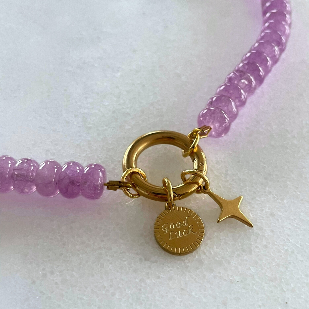 grove ketting paars lila kralenketting natuursteen edelsteen Chalcedony kralen handgemaakt handmade bedelketting bedels goud