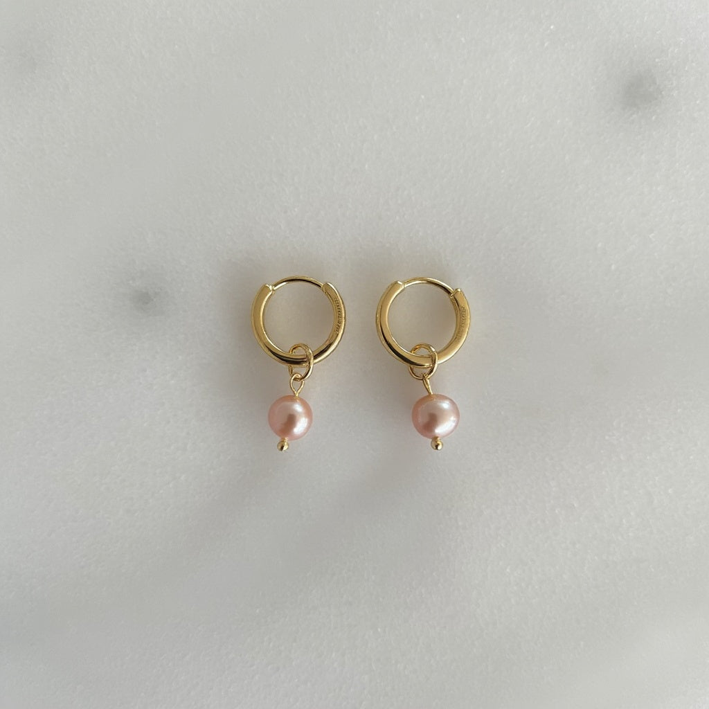 Handgemaakte gouden oorbellen met roze parels – minimalistisch en elegant design