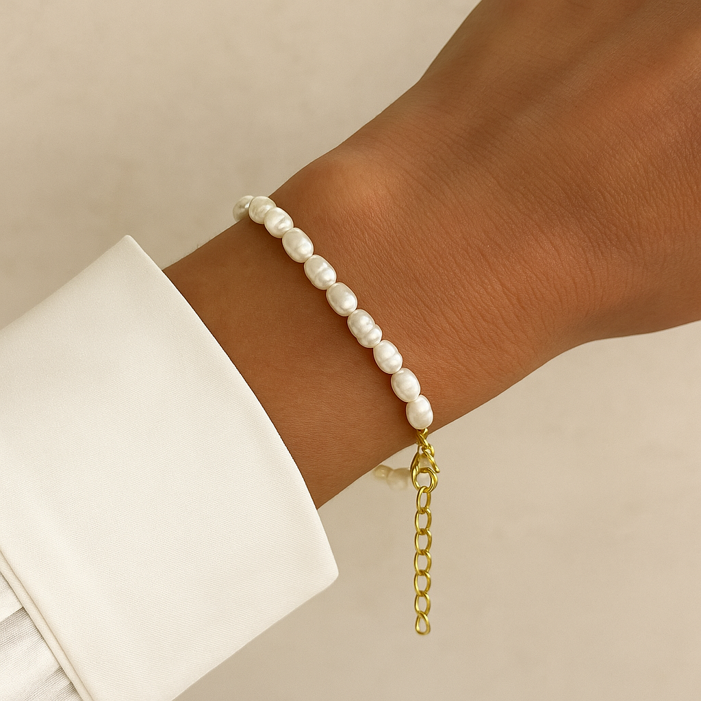 Handgemaakte parelarmband met gouden sluiting – minimalistisch en elegant sieraad voor vrouwen