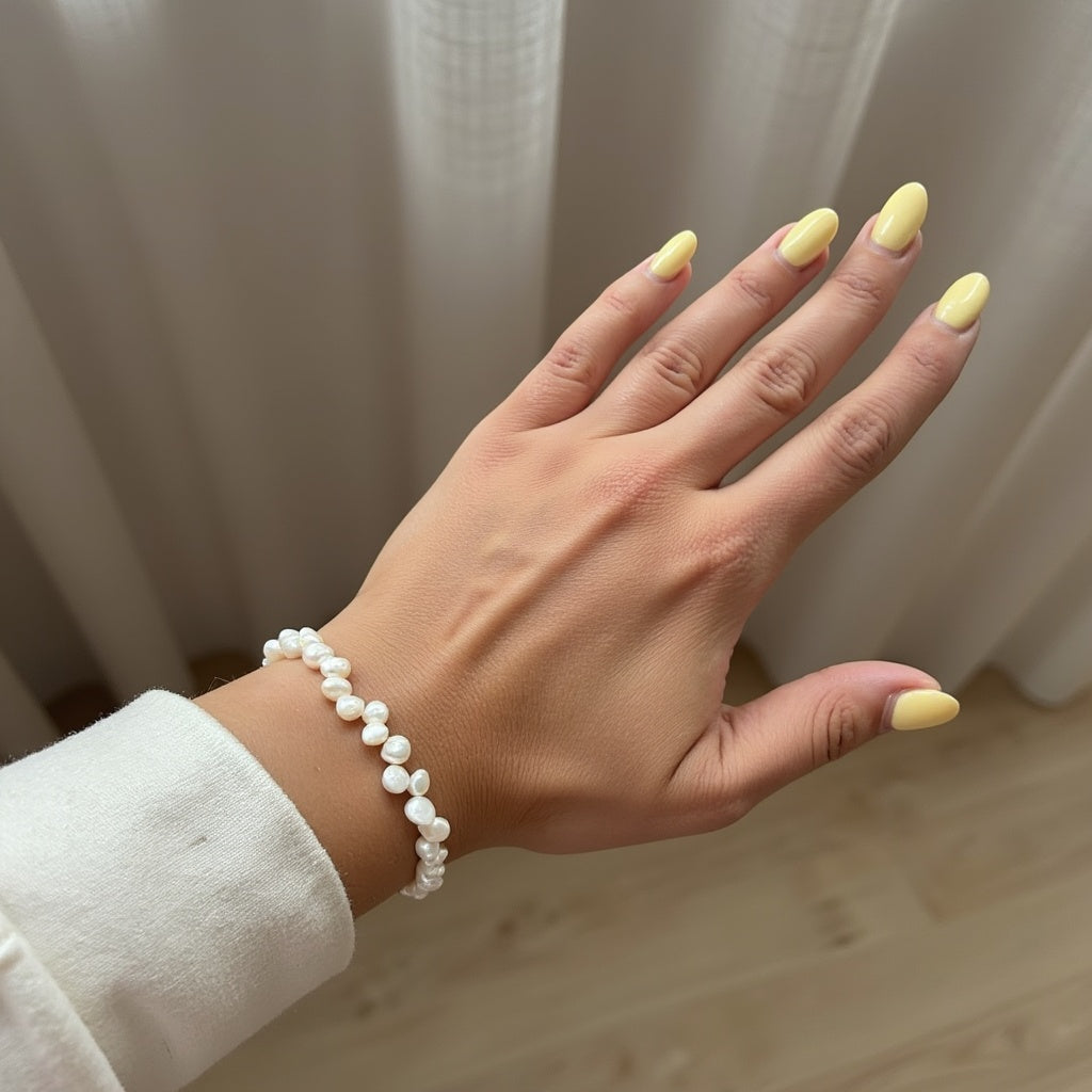 Minimalistische witte parelarmband – handgemaakt sieraad met subtiele glans voor vrouwen