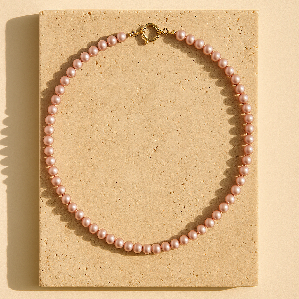 Roze parelketting met gouden detail – tijdloos handgemaakt sieraad voor vrouwen
