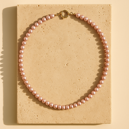 Roze parelketting met gouden detail – tijdloos handgemaakt sieraad voor vrouwen
