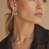 Handgemaakte parel oorbellen met gouden hanger – elegante sieraden voor de bewuste vrouw
