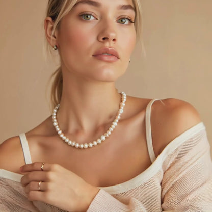 Elegante witte parelketting met gouden sluiting – tijdloos handgemaakt collier in moderne stijl
