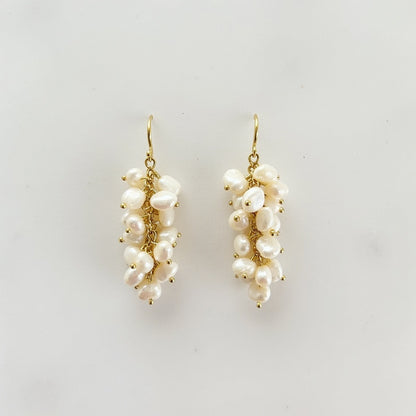 Handgemaakte pareloorbellen met cluster van witte zoetwaterparels en gouden haakjes – elegante statement oorbellen
