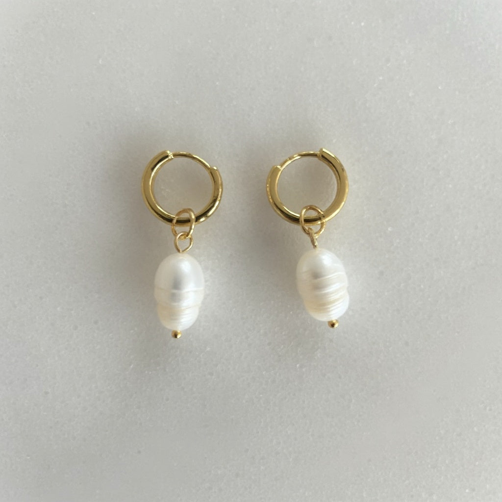 Minimalistische oorbellen met witte zoetwaterparel en gouden ring – handgemaakt sieraad voor vrouwen
