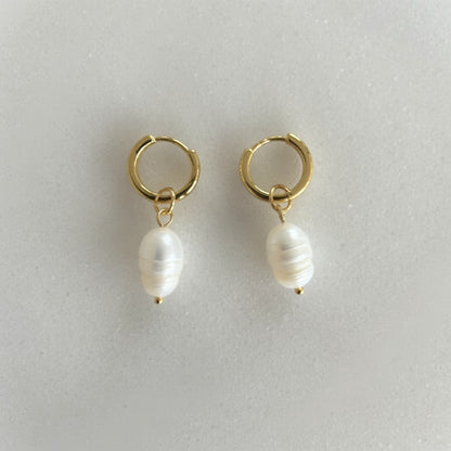 Minimalistische oorbellen met witte zoetwaterparel en gouden ring – handgemaakt sieraad voor vrouwen
