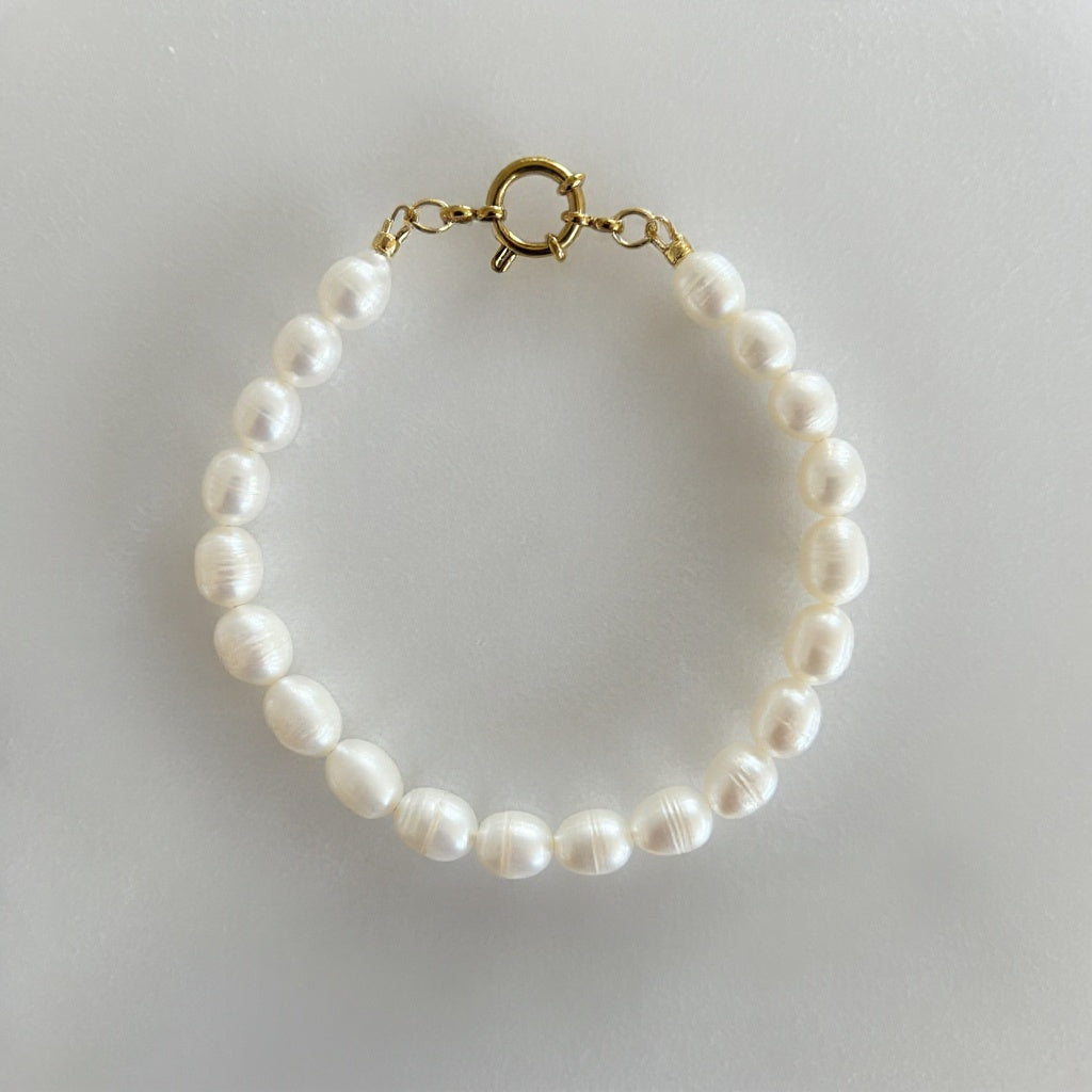 Handgemaakte witte parelarmband met gouden sluiting – elegante armband van zoetwaterparels