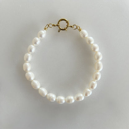 Handgemaakte witte parelarmband met gouden sluiting – elegante armband van zoetwaterparels