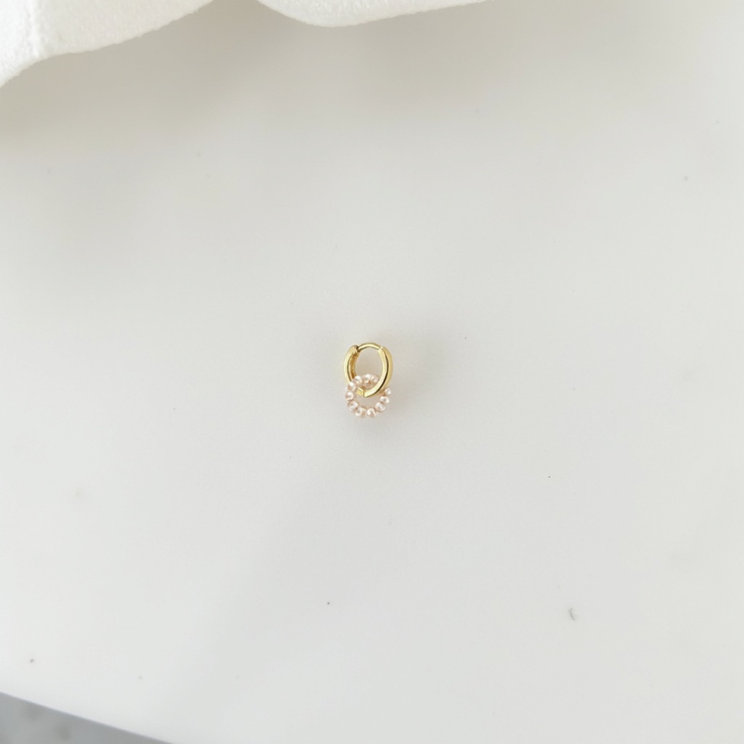 Minimalistische parel oorbel met gouden detail – elegant handgemaakt sieraad
