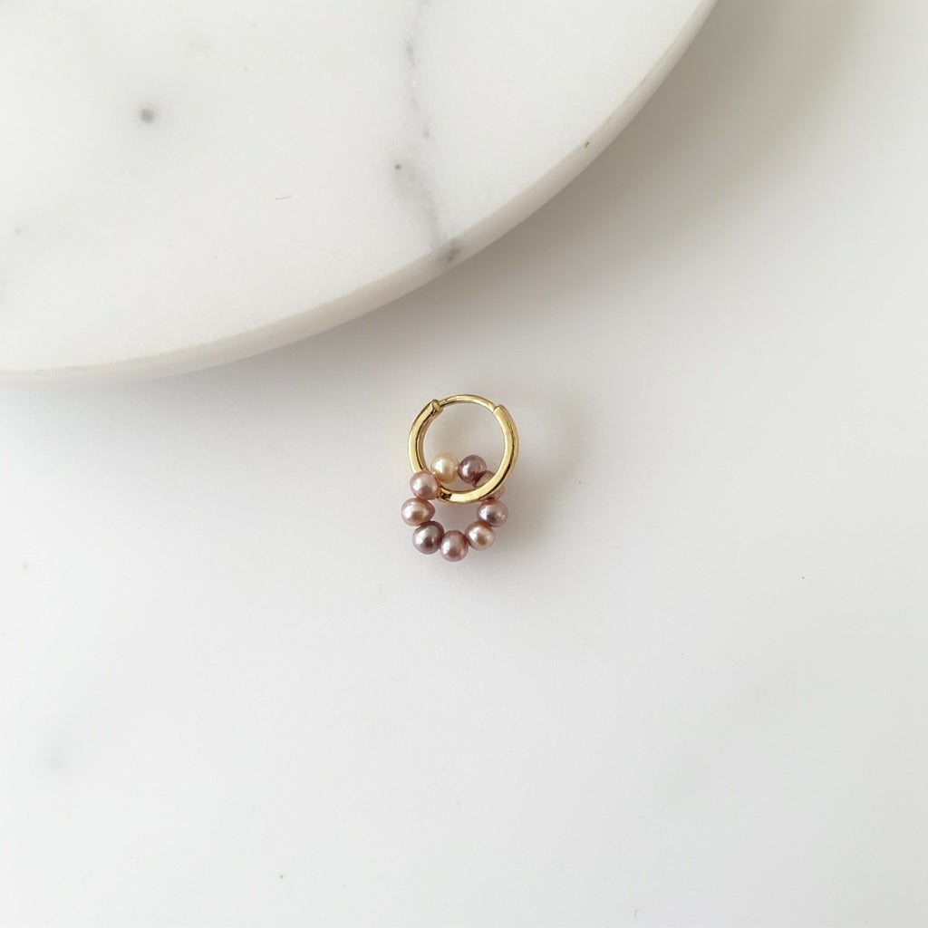 Minimalistische oorbel met roze parels en gouden detail – handgemaakt sieraad
