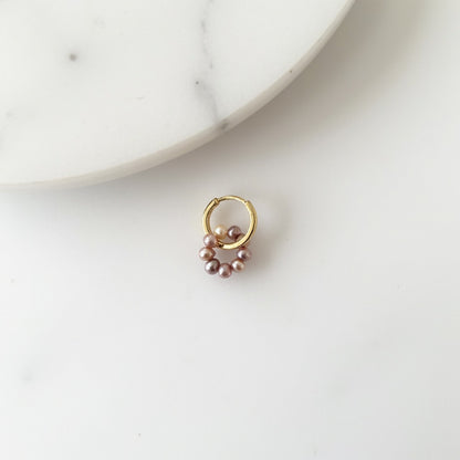 Minimalistische oorbel met roze parels en gouden detail – handgemaakt sieraad
