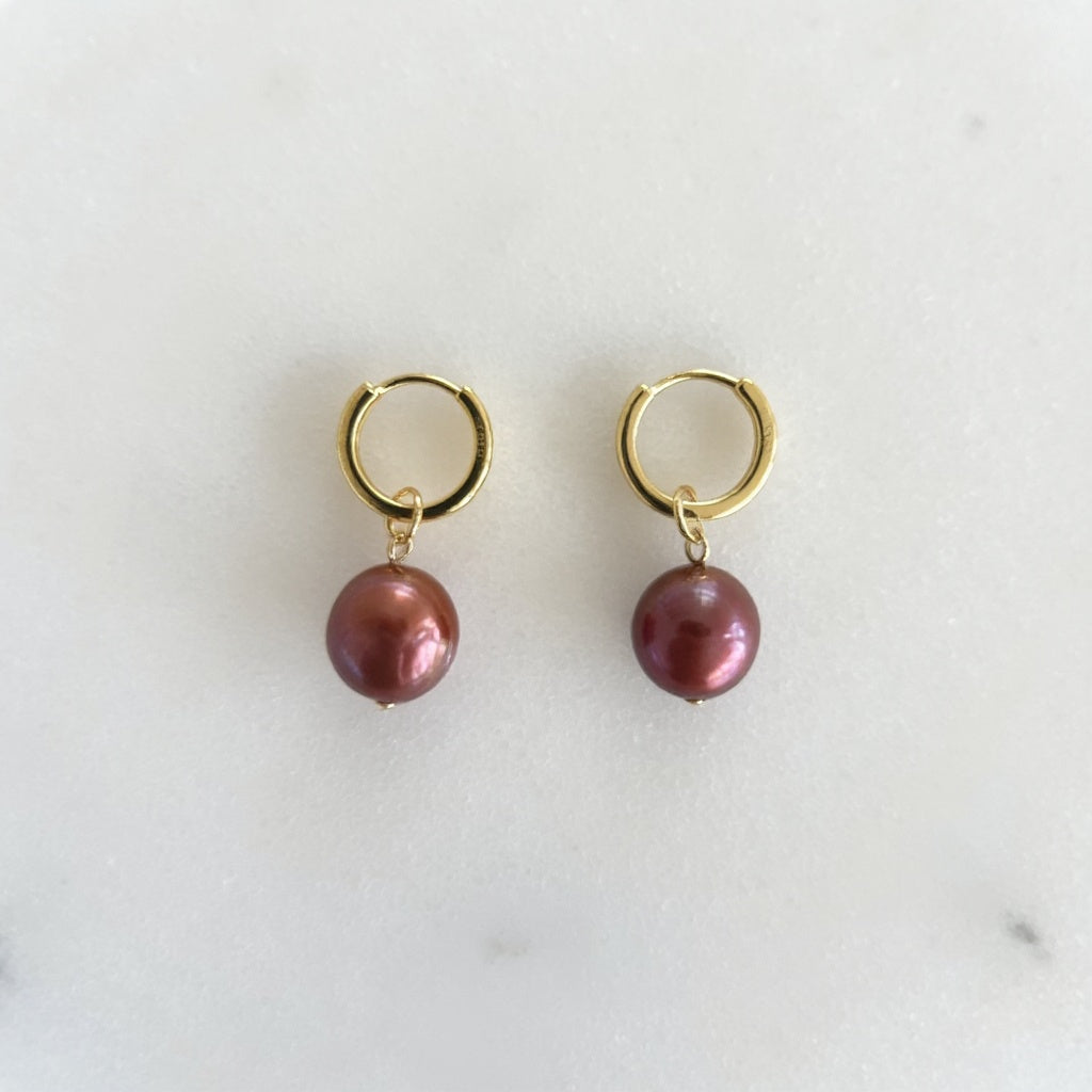 Handgemaakte gouden oorbellen met donker bruine parels – elegante en tijdloze sieraden
