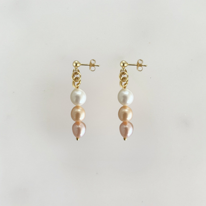 Handgemaakte oorbellen met drie parels in wit, roze en champagne tinten – elegante sieraden met gouden detail
