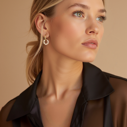 Parel oorbellen met gouden details gedragen – stijlvolle en tijdloze sieraden voor vrouwen
