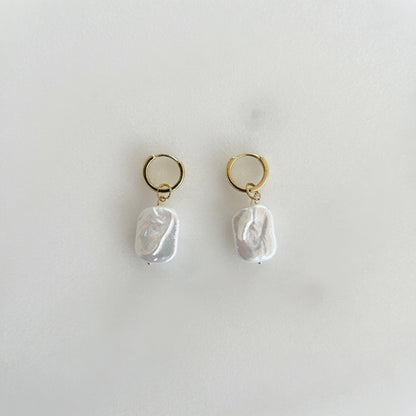 Handgemaakte parel oorbellen met goud – minimalistisch en elegant design voor de bewuste vrouw