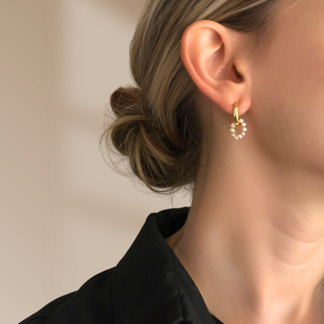 Elegante oorbellen met roze parels en gouden hanger – handgemaakte sieraden voor de bewuste vrouw
