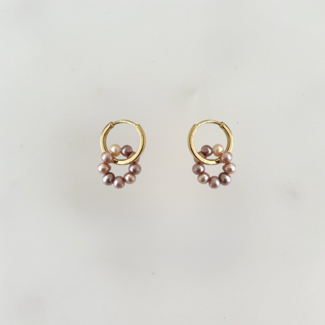 Handgemaakte gouden oorbellen met roze parels – elegant en tijdloos design
