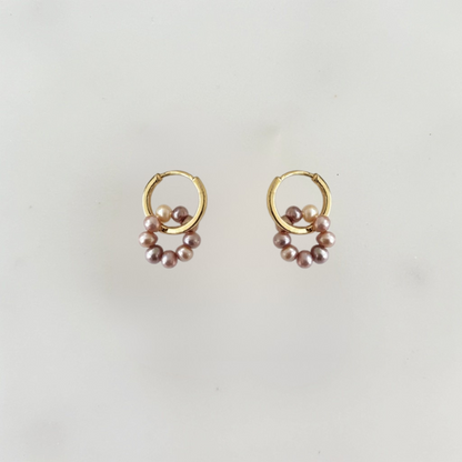 Handgemaakte gouden oorbellen met roze parels – elegant en tijdloos design
