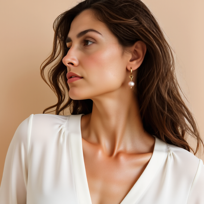Handgemaakte roze parel oorbellen met gouden detail – stijlvolle en tijdloze sieraden
