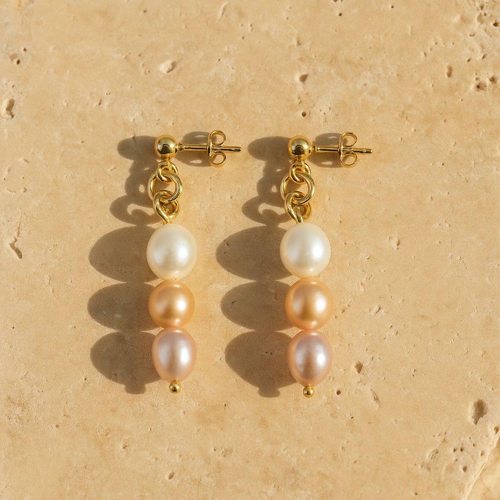 Handgemaakte parel oorbellen in wit en roze tinten met gouden details – elegante sieraden voor de bewuste vrouw