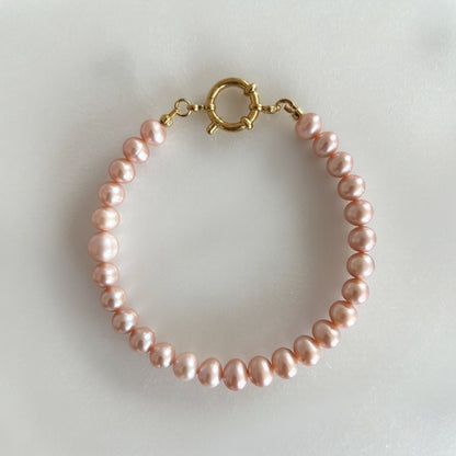 Handgemaakte roze parelarmband met gouden sluiting – elegant en tijdloos sieraad
