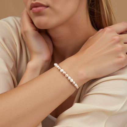Verfijnde parelarmband met wit en roze glans – gouden sluiting, elegant handgemaakt sieraad
