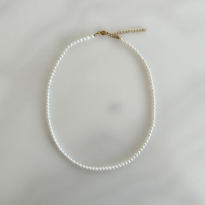 Minimalistische parelketting met gouden sluiting – handgemaakt en elegant design
