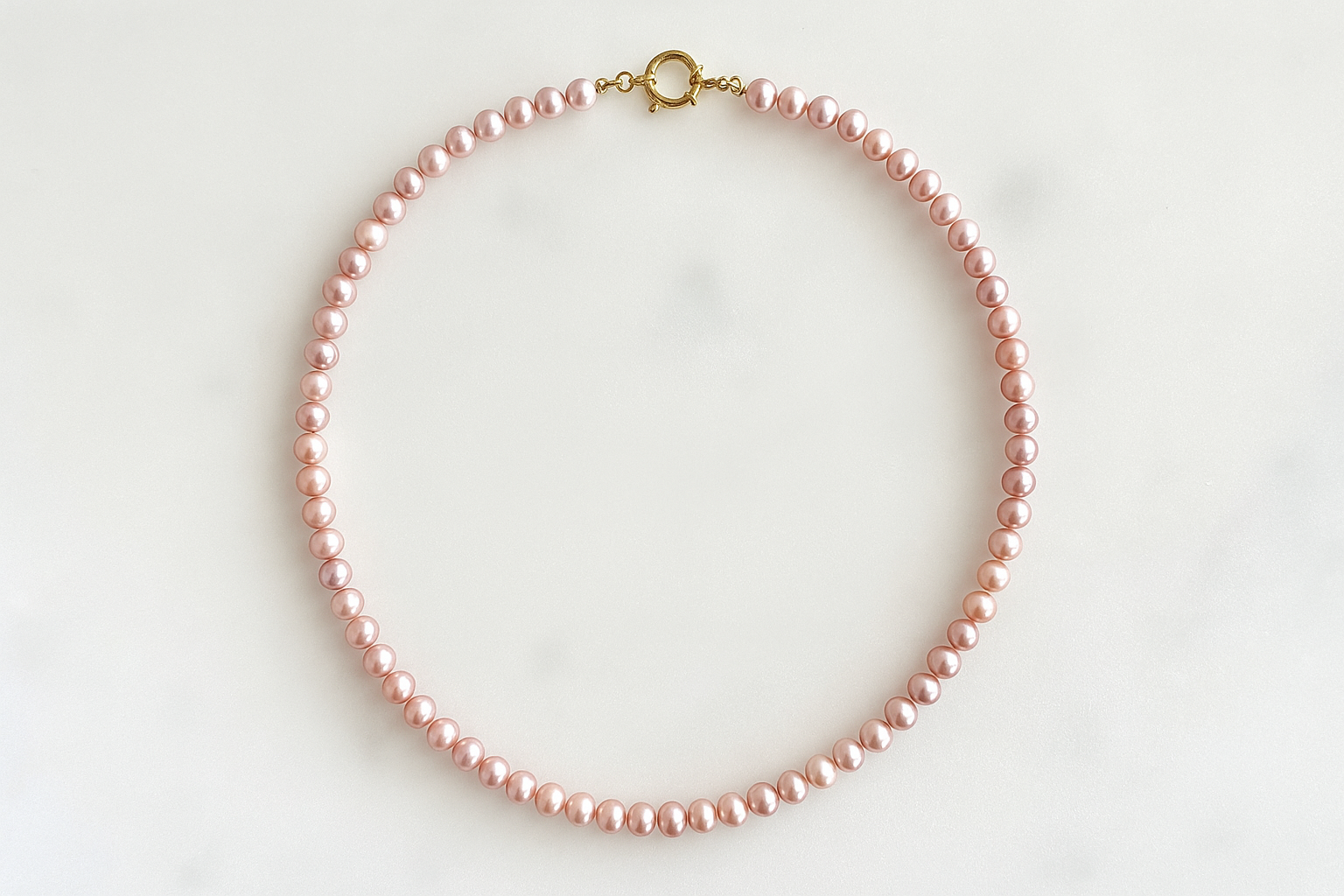 Handgemaakte roze parelketting met gouden sluiting – minimalistisch en elegant sieraad
