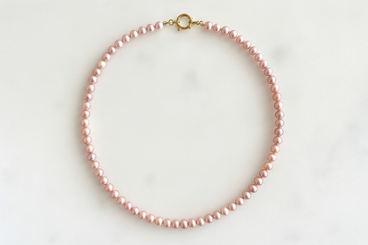 Handgemaakte roze parelketting met gouden sluiting – minimalistisch en elegant sieraad
