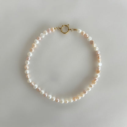 Handgemaakte witte parelketting met gouden sluiting – elegant en tijdloos collier
