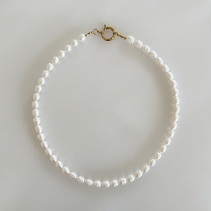 Handgemaakte witte parelketting met gouden sluiting – tijdloos collier voor een elegante look
